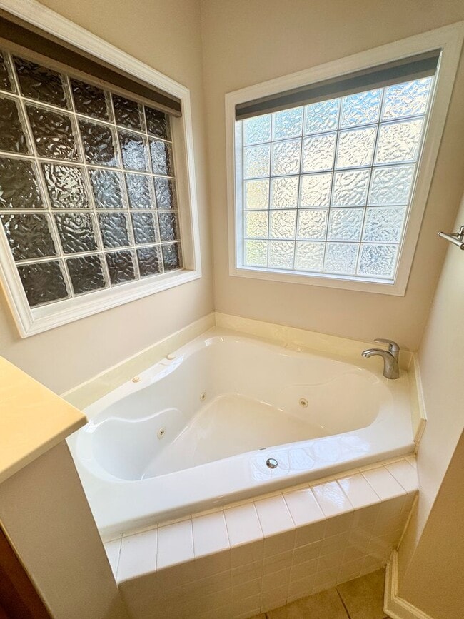 Building Photo - SPACIOUS WATERFRONT 3 bed/3.5 bath with loft/flex space