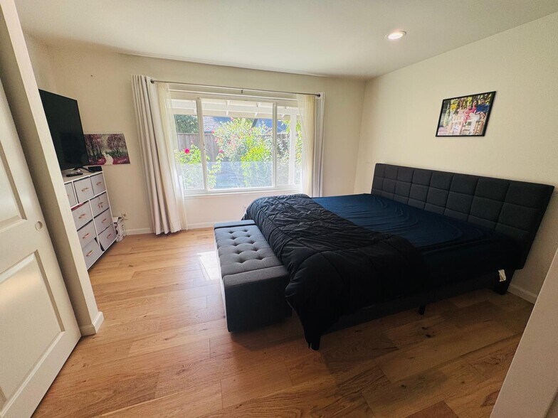 Building Photo - 7185 Via Colina