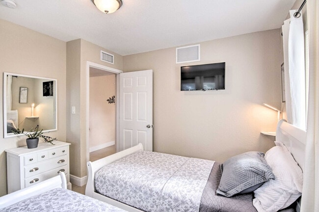 Building Photo - 441 NW 7th Terrace