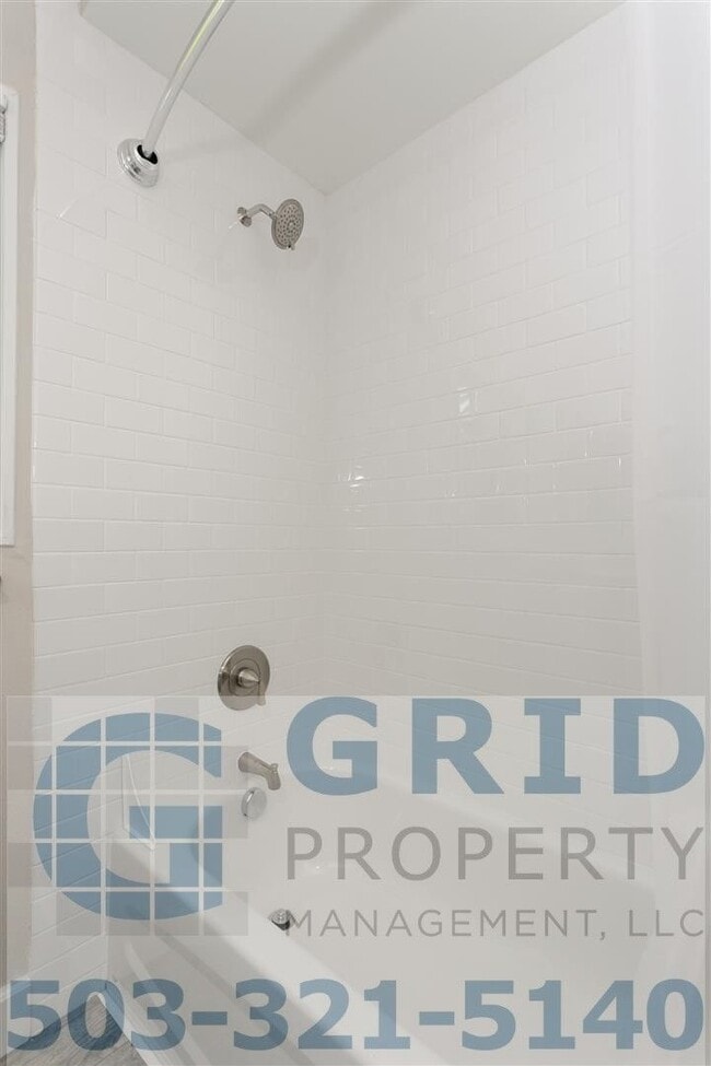 Building Photo - Remodeled 3 Bedroom Available in Northeast Portland!