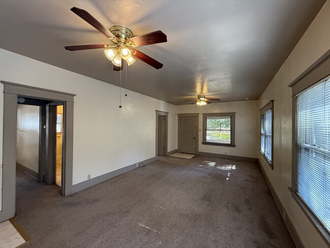 Building Photo - 824 Olive St