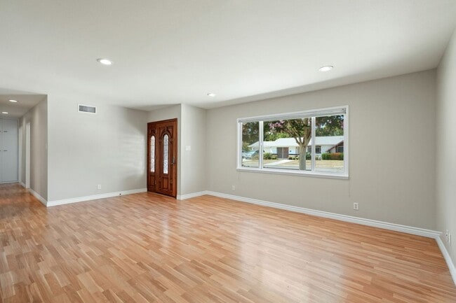 Building Photo - 3534 Hearst Dr