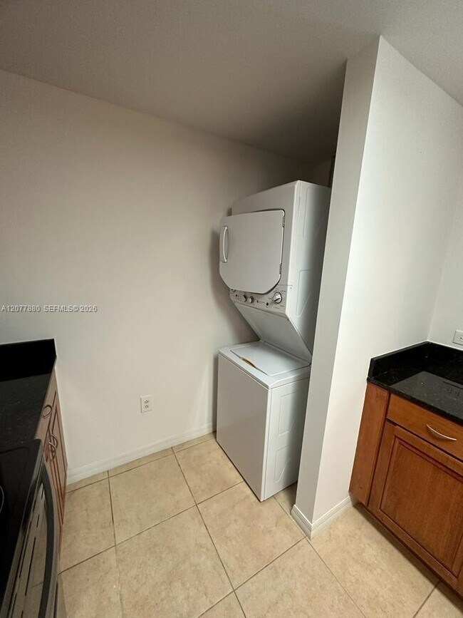 Building Photo - 215 SW 42nd Ave