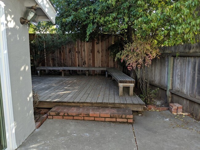 Building Photo - Remodeled 4 Bed 2 Bath Beauty in Vintage H...