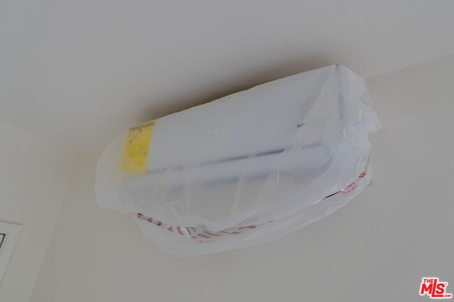 Building Photo - 10043 Haines Canyon Ave