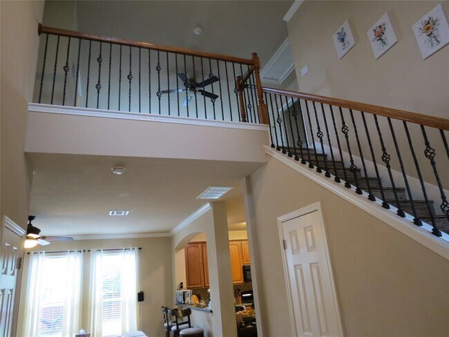 Building Photo - 402 Las Colinas Dr