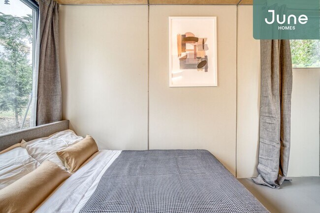 Building Photo - ROOM ONLY in 6-bed/6.0-bath Home