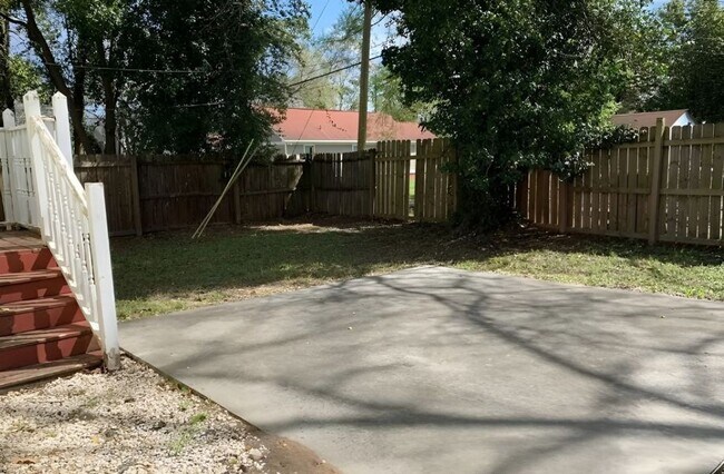 Building Photo - SCAD-Friendly 3BR Home Near Bus Route – Perfect for Roommates