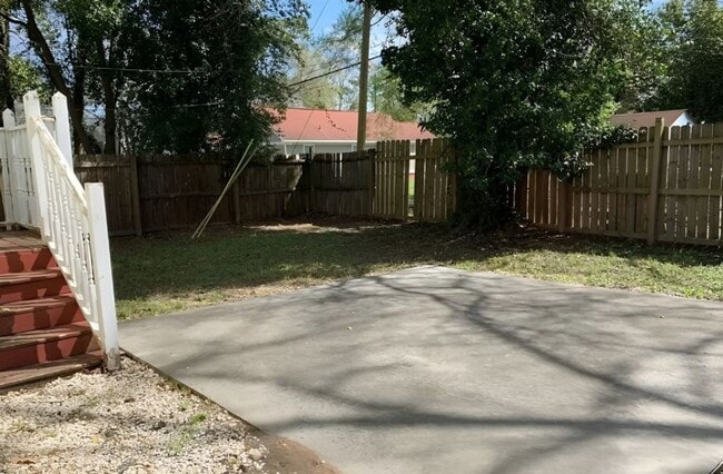 Building Photo - SCAD-Friendly 3BR Home – Walk to Bus Stop | Roommates Welcome!