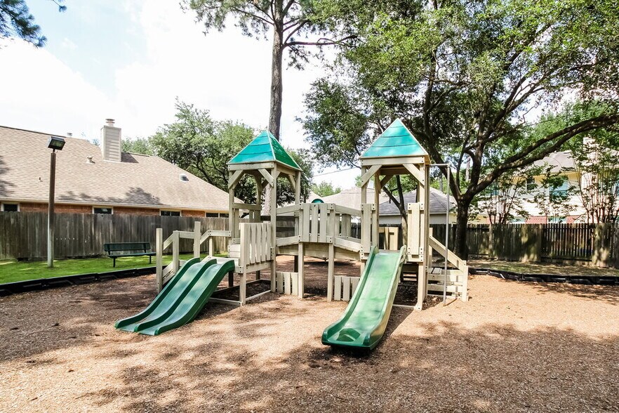 Building Photo - 16206 Hollow Rock Dr