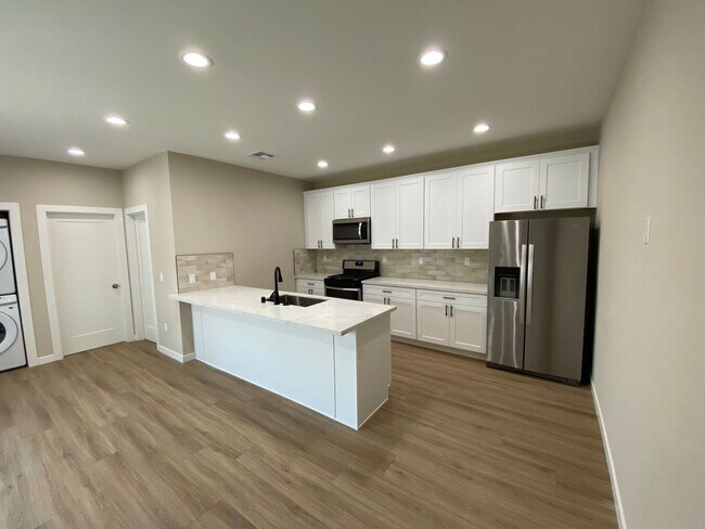 Building Photo - 5320-5320 E Falls View Dr