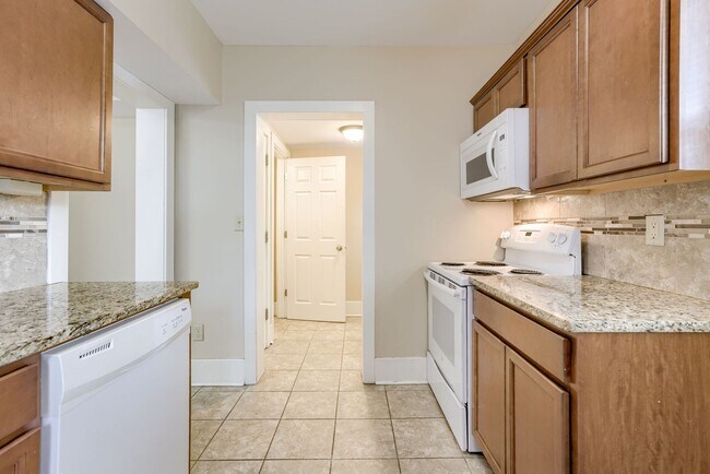 Building Photo - Spacious 3 Bedroom Duplex in the Heart of Midtown Featuring Detached Garage!!