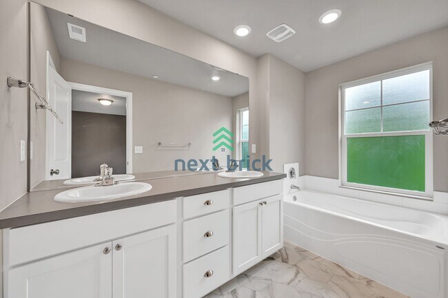 Building Photo - 3 Bed, 2.5 Bath Beautiful Condo Available ...