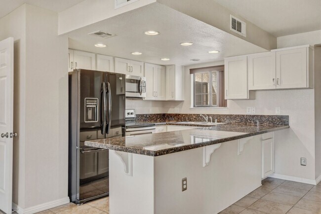 Building Photo - Upgraded 2 bedroom 2 bath upstairs condo 1 WEEK FREE RENT