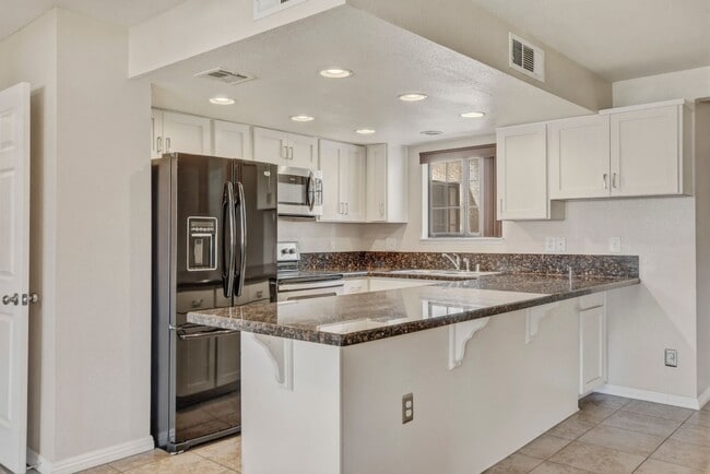 Building Photo - Upgraded 2 bedroom 2 bath upstairs condo