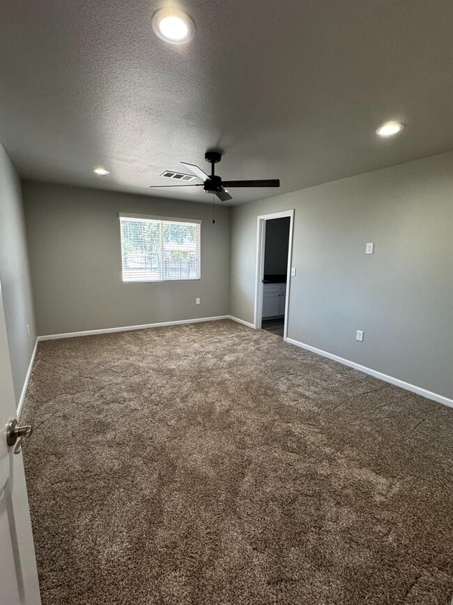 Building Photo - 4832 N Fruit Ave