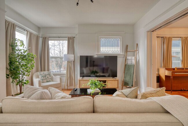 Building Photo - 1032-1036 Southeast 12th Avenue-SI ID1309849P