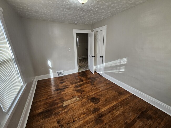 Building Photo - 4916 E 85th St