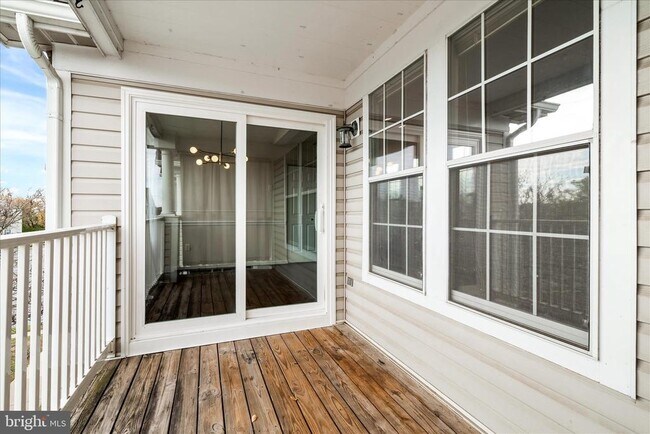 Building Photo - 5640 Wade Ct