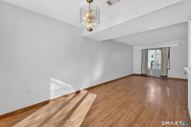 Building Photo - 155 Cottonwood Rd