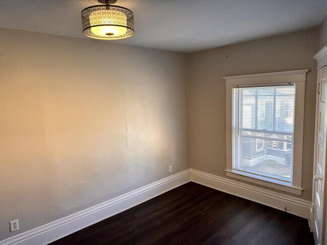 Building Photo - 334 Raymond St