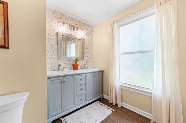 Building Photo - 3 Bedroom Furnished in Oldham County