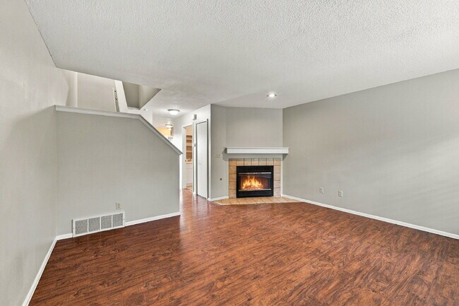Building Photo - 2027 Bristlecone Dr