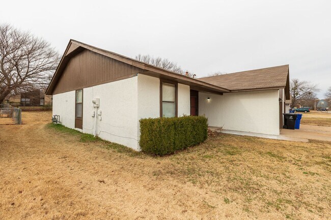 Building Photo - 4902 S Gum Ave