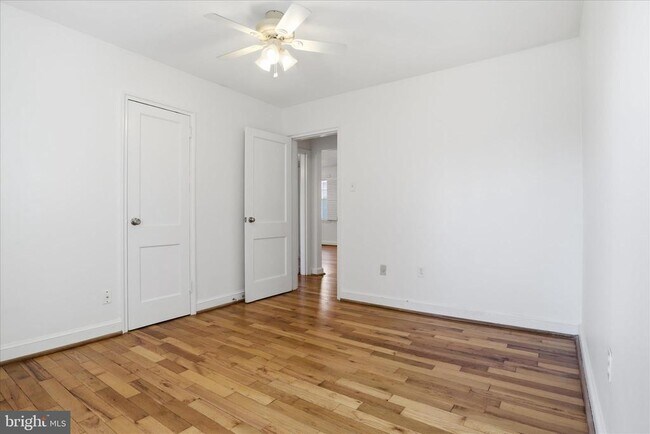 Building Photo - 1305 S Walter Reed Dr