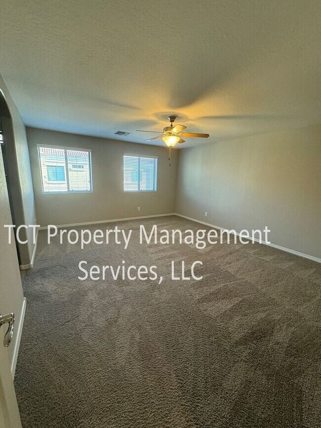 Building Photo - Updated and Low-Maintenance Townhome in Mesa!