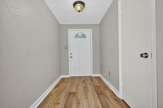 Building Photo - 10402 Gulfstream Ln