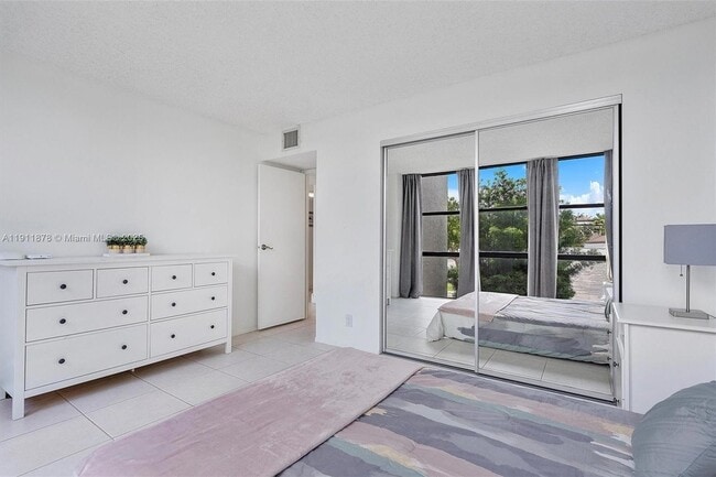 Building Photo - 1000 Parkview Dr