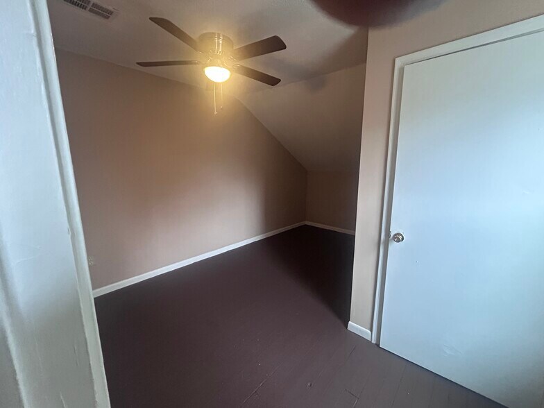 Building Photo - 9501 Rosewood Ave