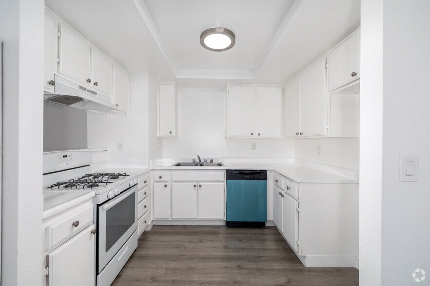 1BR, 1BA - 800SF - Kitchen - 13628 Kornblum Ave.