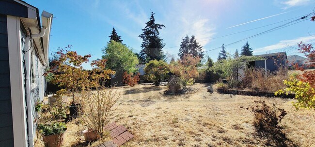 Building Photo - Absolutely Gorgeous 3 bd, 1 ba House locat...