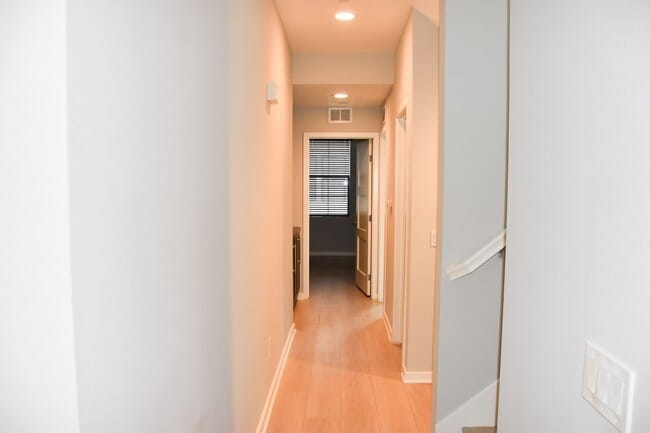 Building Photo - 507 W Maple Ave