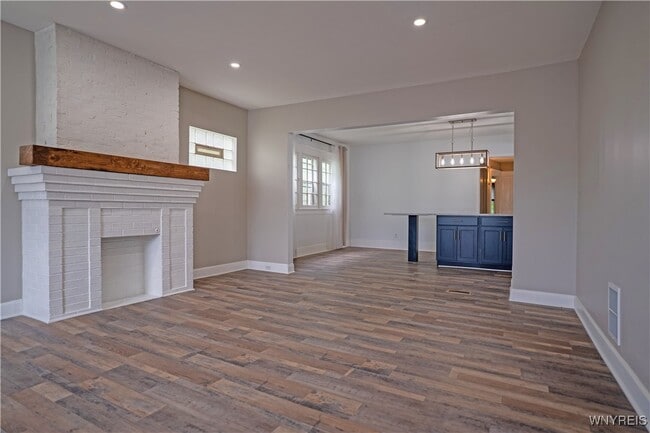 Building Photo - 1133 Hertel Ave