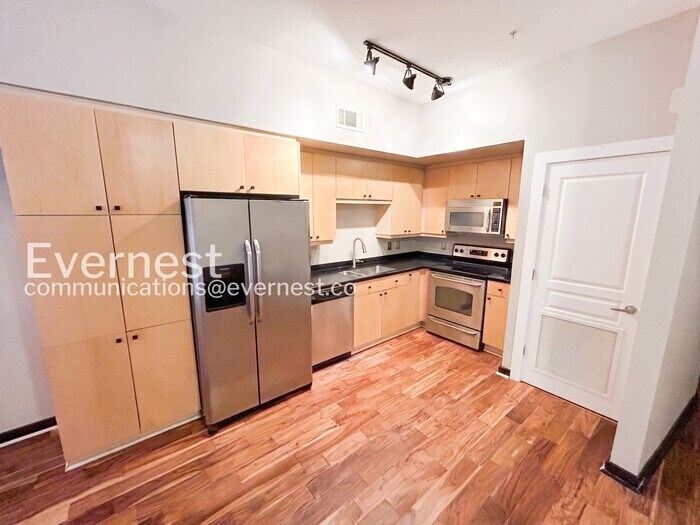 Building Photo - 807 18th Ave S