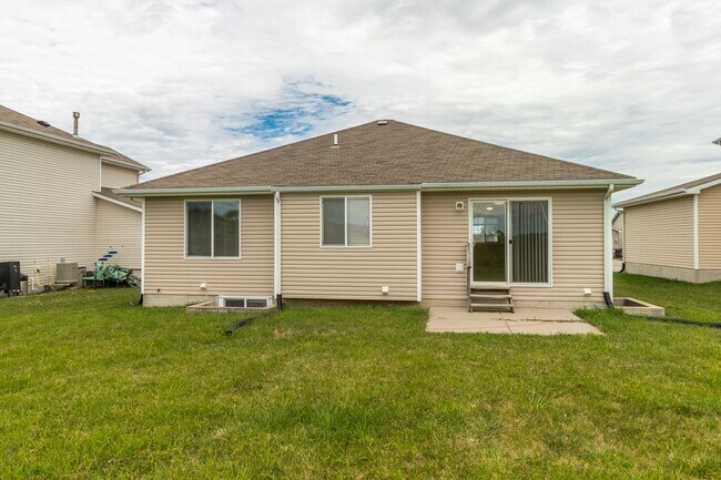Building Photo - Great Home Close to New Schools and the Fallbrook YMCA