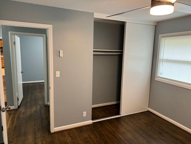 Building Photo - COMING BACK ON THE MARKET SOON!!! TRENDY &...