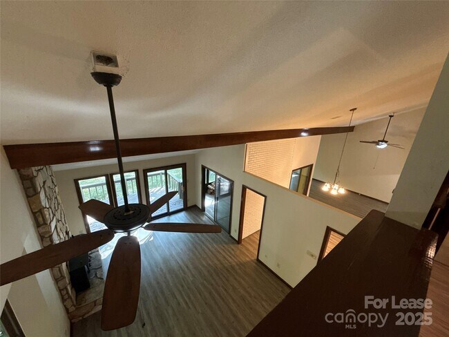 Building Photo - 217 Raintree Dr