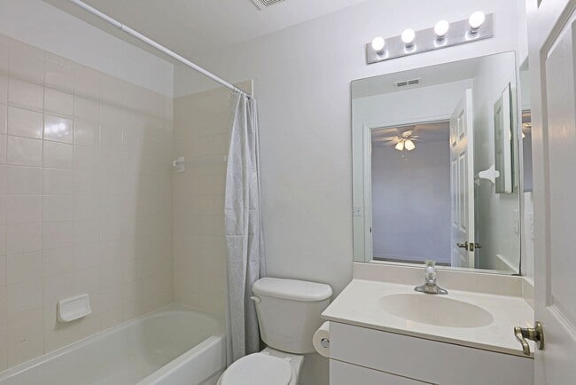 Building Photo - Forest Lake Townhomes 3620-106