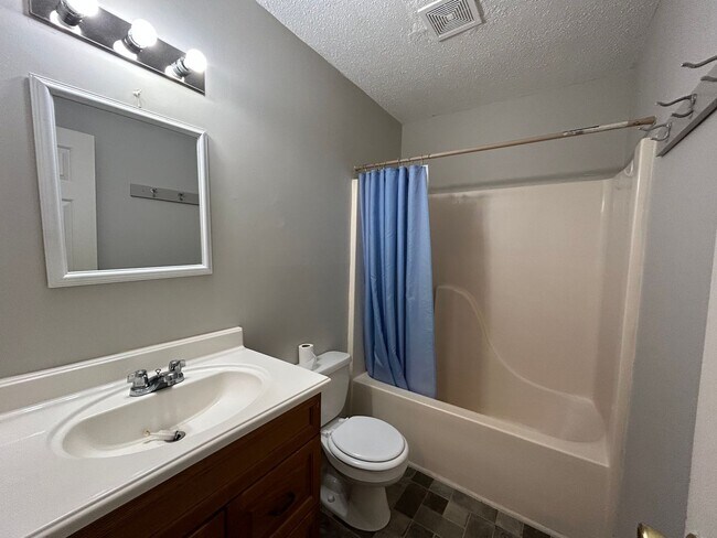 Building Photo - 308 Poplar St