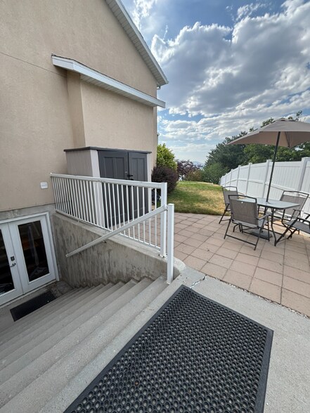 Building Photo - 553 Jade Park Ln
