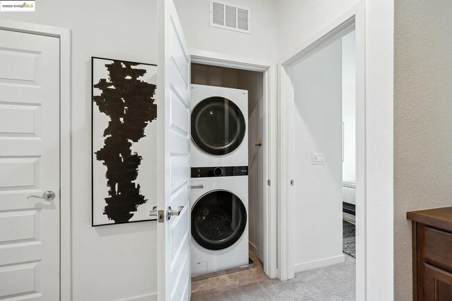 Building Photo - Modern 2+ Bedroom, 2++ Bathroom Living in ...