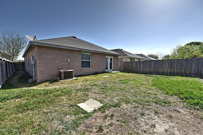 Building Photo - GREAT LOCATION: 1604 & SHAENFIELD | 3 BEDS | 2 BATHS | MOVE IN READY
