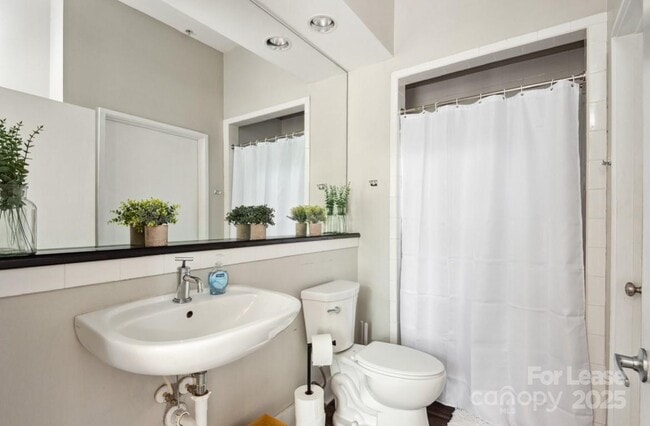 Building Photo - 514 W 10th St