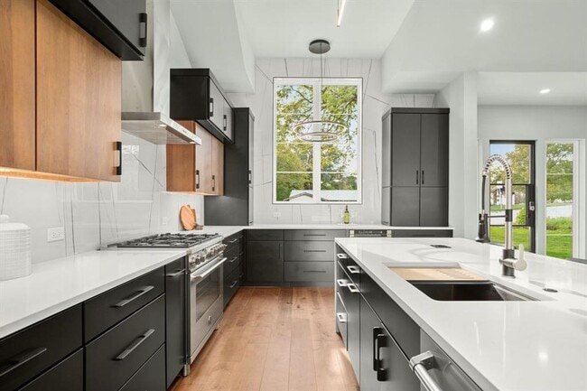 Building Photo - Stunning South Austin Oasis