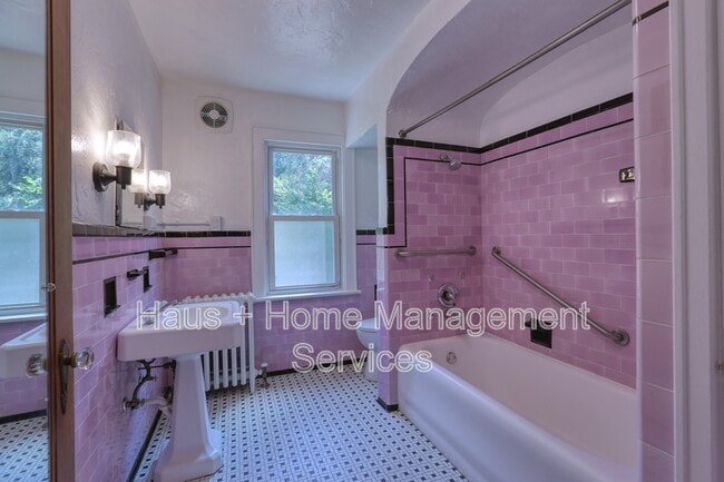 Building Photo - 544 James St