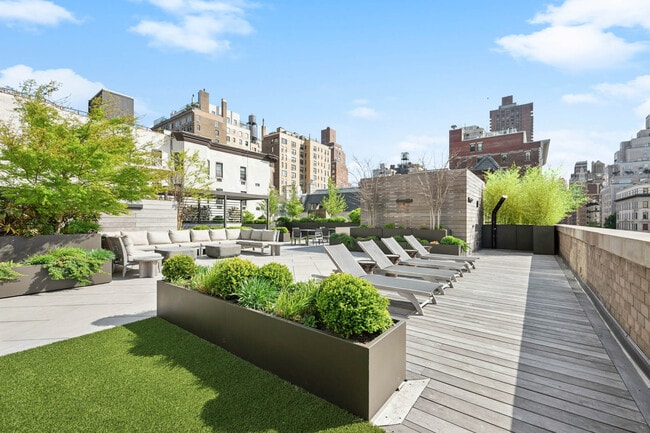Building Photo - 40 E 94th St
